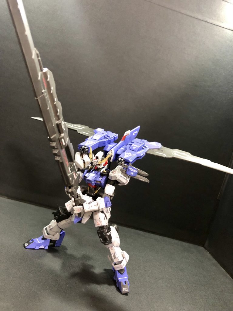 シリーズお馴染みの
大剣特攻の構え！
光の翼は出ません！