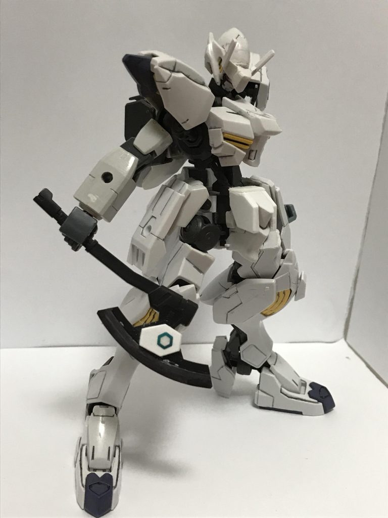 武装2 ハンドアックス
宇宙海賊が使っていた物を改修した武装。グレイズなどが用いるタイプと比べ保持力や切断能力は高いものの、耐久性に難がある。
マグアナックのヒートアックスにジャンクパーツを引っ付けています。シールはやはりベイブレードから。