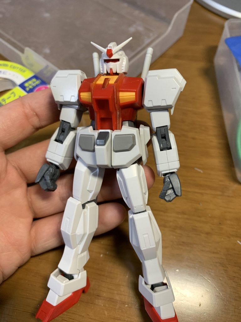 塗装前ミキシング内容ですが、頭部:オリジンの局地ガンダム胴体:エクストリームガンダム腕:ヘイズル改下半身:Oガンダム脚:ガンダムAGE1(ノーマル)になります。武装は先述のビームライフルとブルーディスティニー3号機の盾です。※一部ポン付けできないものもあったので微改造入れています。