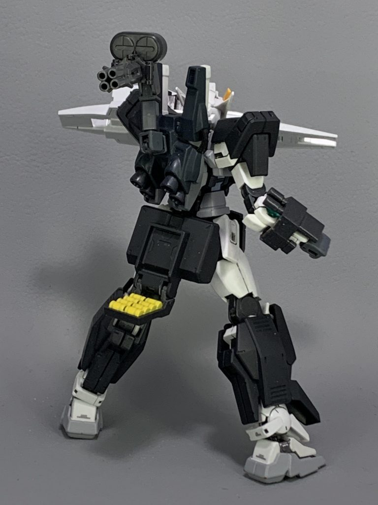 【フルアーマーアストレアB プランB】
エネルギー問題を抱えたプランAから改良された重装形態。武装を軽量化し機動力を確保しつつ、武装ごとにタンクを備えることで、エネルギー問題も解決した。ただし、性能はプランAよりも下がり、後継機と同程度となってしまった。