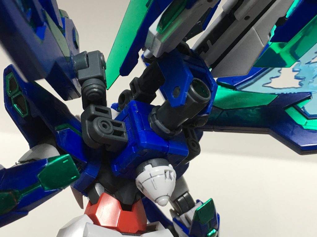 リメイク前と同様ツインドライブは常に連結して戦闘すると言う設定を受け継いでおり、背部にあるGNシールドやGNソードビット、ツインドライブ、下部のコーン型スラスターはRGのダブルオークアンタとダブルオークアンタフルセイバーの2つのパーツを使用しています。
因みにバックパックはモデリングサポートグッズシリーズのジョイントセットAの1つを使用しています。