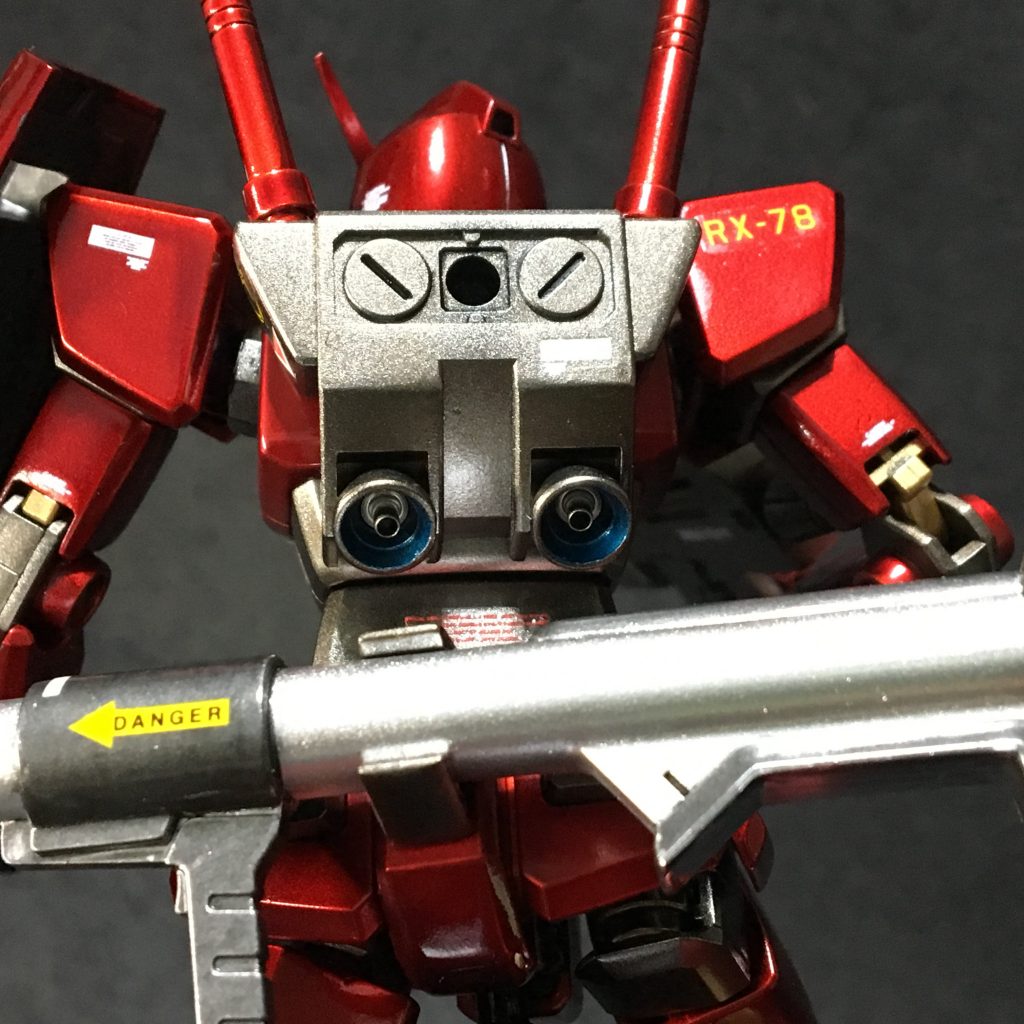 バーニア、ビームサーベル、シールドにはハトメを付けてディテールアップしてます。