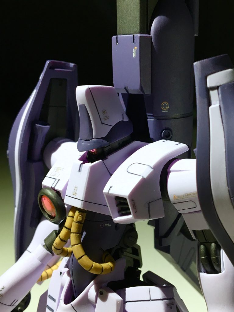 ヒサシを作って精悍な顔に。クリアパーツはピンクに変更。