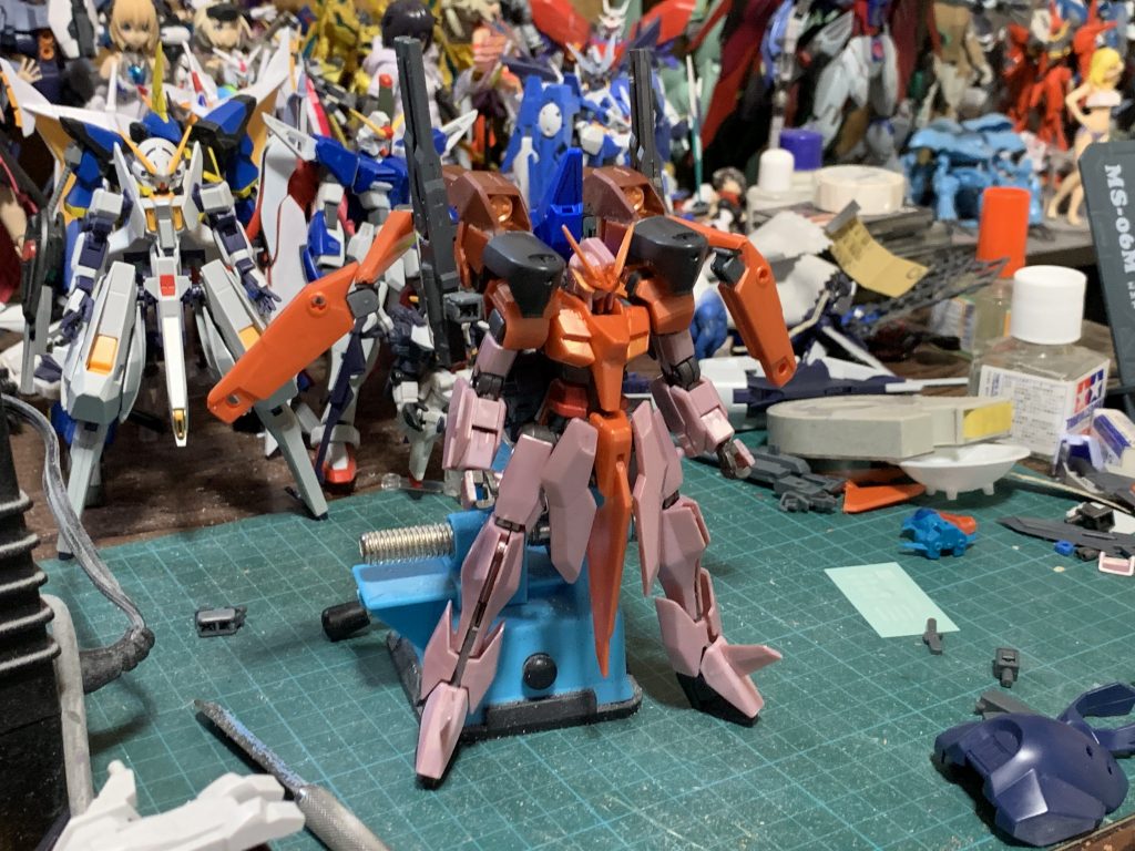 このようにアリオスメインにミキシングしています。
余談ですが作っている途中で公式から商品企画進行中とHGUCハイゼンスレイⅡが公開されましたw