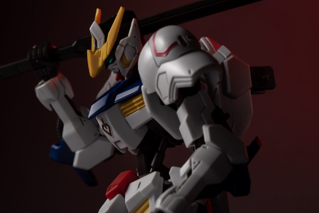 横からのバストアップ
今回は背景に赤のライトを当てて、凶暴なイメージを出しました