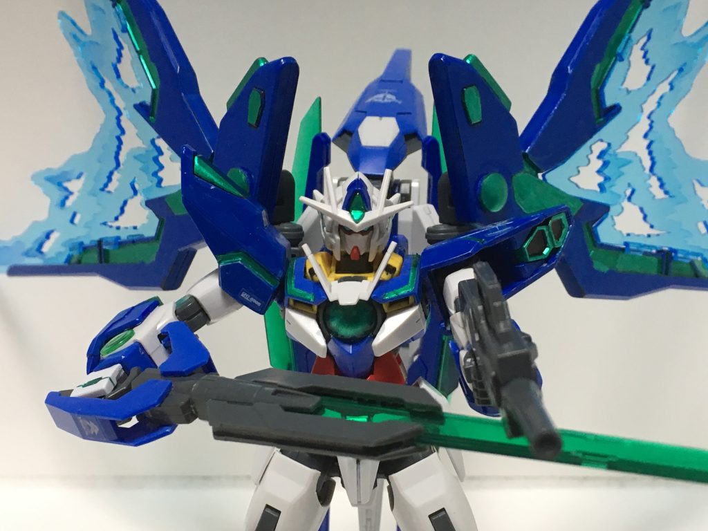 メイン武装のGNソードVと、追加装備のGNサブマシンガン。
GNソードVは刀身部をRGのダブルオークアンタのと交換して改造、GNサブマシンガンはビルドカスタムの24thセンチュリーウエポンズのを使用しています。