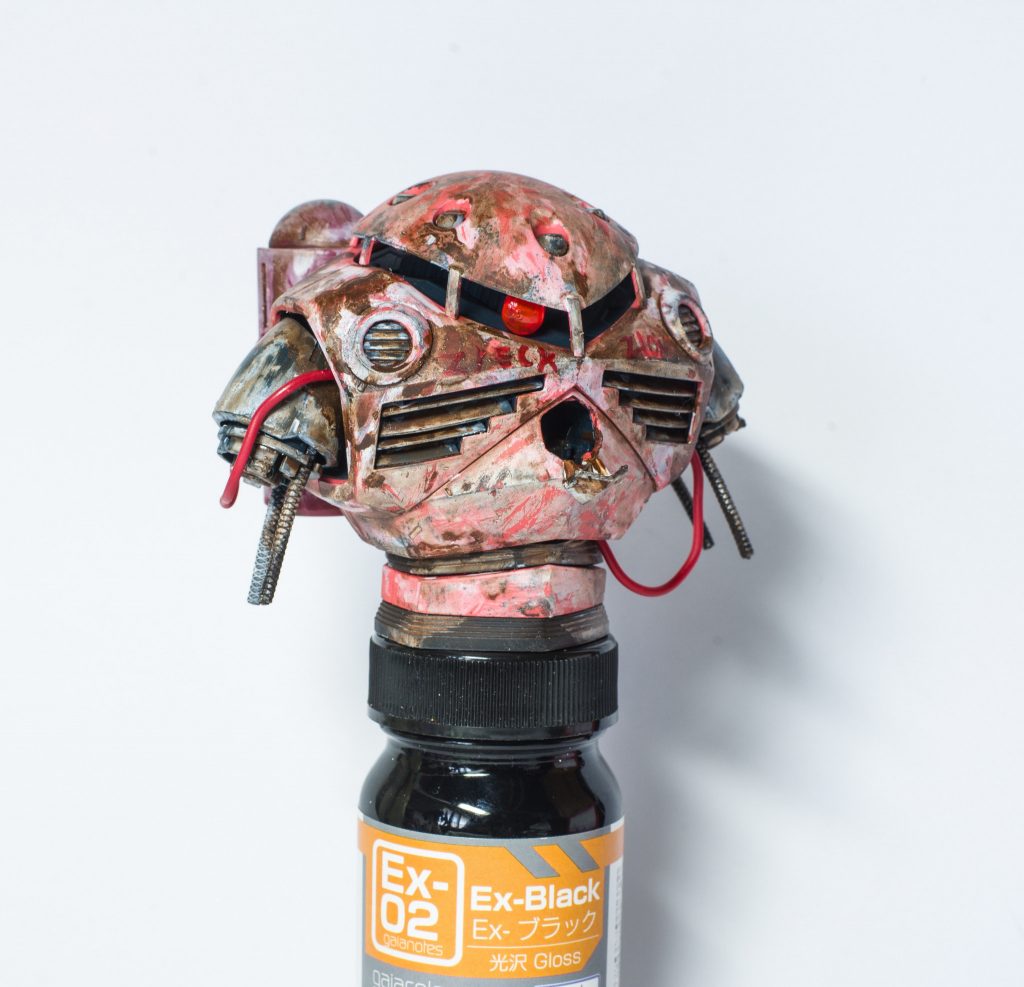 コックピット内は泥で汚れ、腕の付け根からは内部のケーブルが垂れてしまっています。