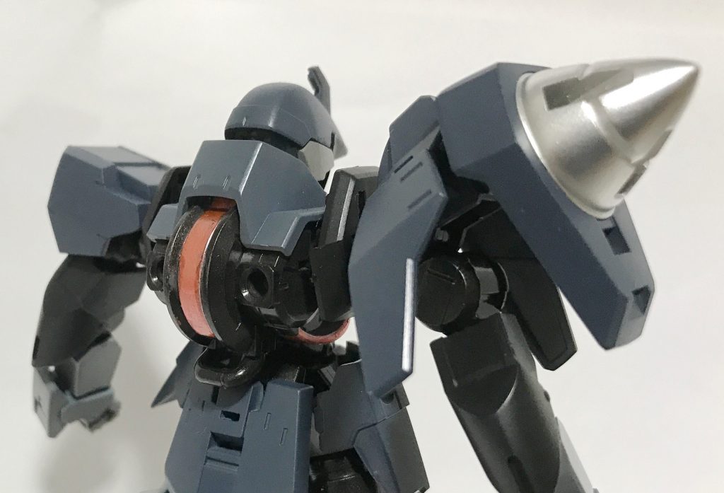 リアクターとケーブルのみガンダムマーカーで塗装。
疑似GN粒子をイメージしたメタリックレッドで塗りましたが…
ぶきっちょの自分ではやはりガンマカでのメタリック感はさっぱり出せませんでした。
はみ出しが大変ですしもう次からはちょっとした部分も億劫がらずにエアブラシ使います。