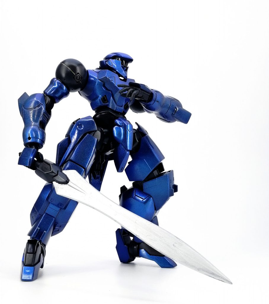 物語前半装備というか標準装備の真鉄（アダマス）の剣。
現代魔導技術で造れる一般的な魔導騎士用の武器で王国軍制式装備の同型。数打ち。