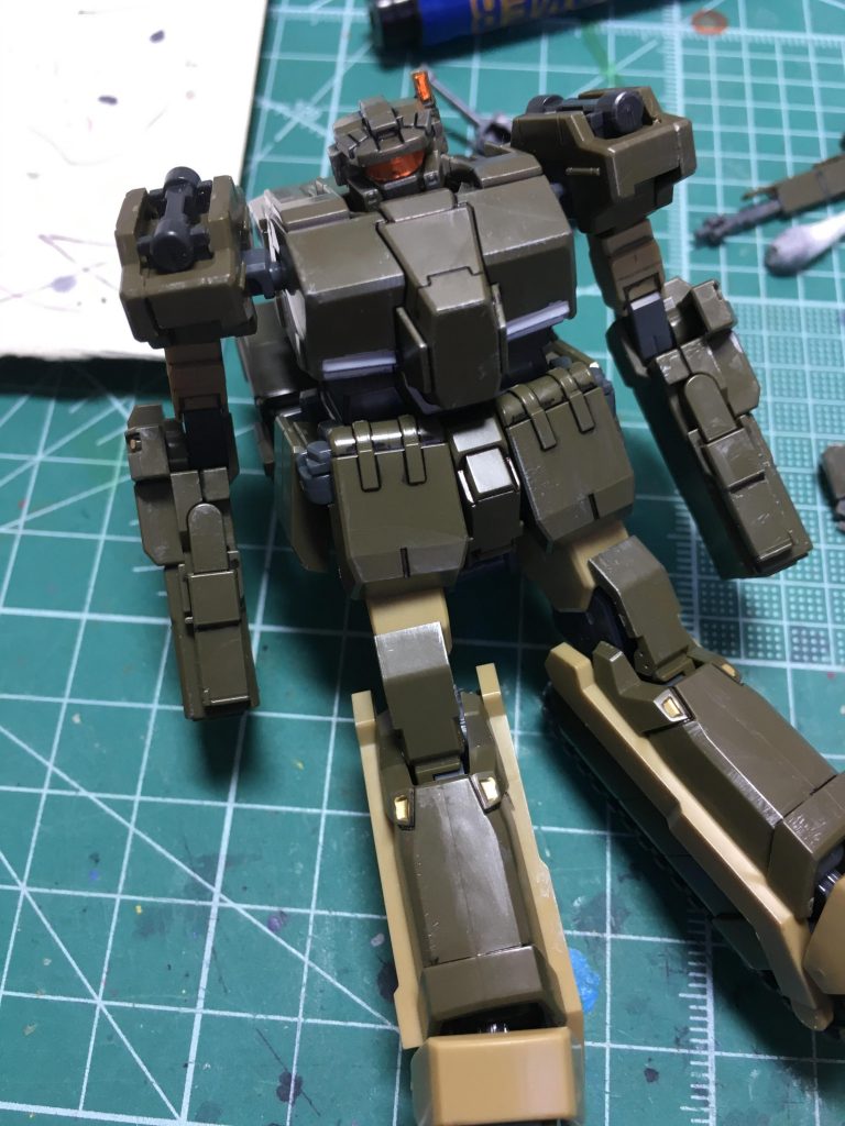 　塗装はすべてガンダムマーカーです。今回は02号機にシルバーでドライブラシをかけてみました。ウェザリングは面倒なのでやっていなかったのですが、大学の後輩がグリモアレッドベレーにウェザリングを施していて、彼を見習い挑戦してみました。

白＝ガンダムマーカー　ガンダムホワイト
銀＝同シルバー
金＝同ゴールド
赤＝同レッド
黒＝同ブラック