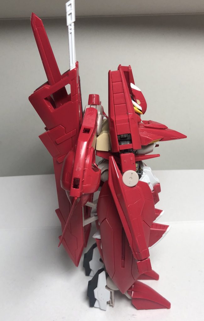 塗装前(フロント、リア、サイド)
製作途中と完成版を見比べて分かる様に製作途中の写真を撮影後に、肩部と足部を以下の様に変更しました。
肩部
背面の武装やバックパックに干渉する為、内部にグレイズの肩パーツのジョイントを仕込み、間接的に接続していたパーツを、ガンダムフレームに直接接続出来るように改造すると同時に、向きを上向きから横向きに修正しました。
足部
足部は踵以外をアルケーの物をそのまま使用していましたが、側面が細く、少し重心がずれただけで、自立できなくなる為、本来のガンダムフレームと踵にアルケーのつま先を接続すると同時に、アルケーのパーツ側面にグシオンリベイクのつま先を分割し、接着しパテで成形しています。