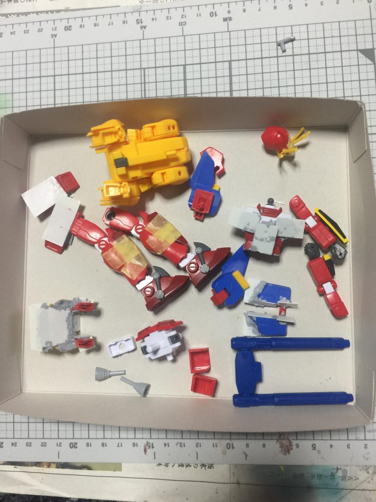 トライエースを プラ板やパテなどを
使用して 加工した 制作工程です。