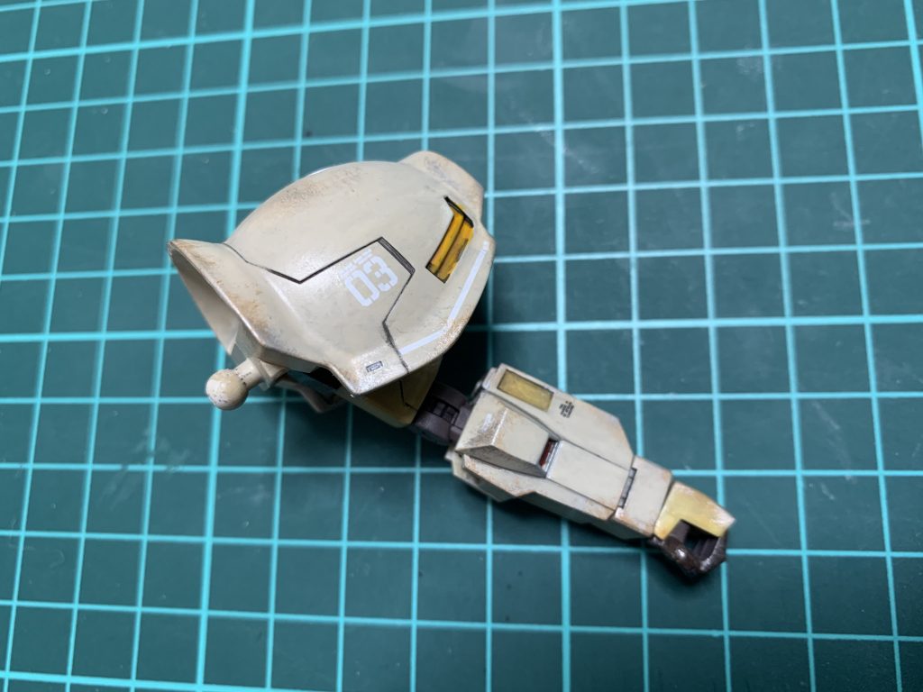 デカールを貼り、シルバーとカッパーでドライブラシをし、グレーにてウォッシングをしました。