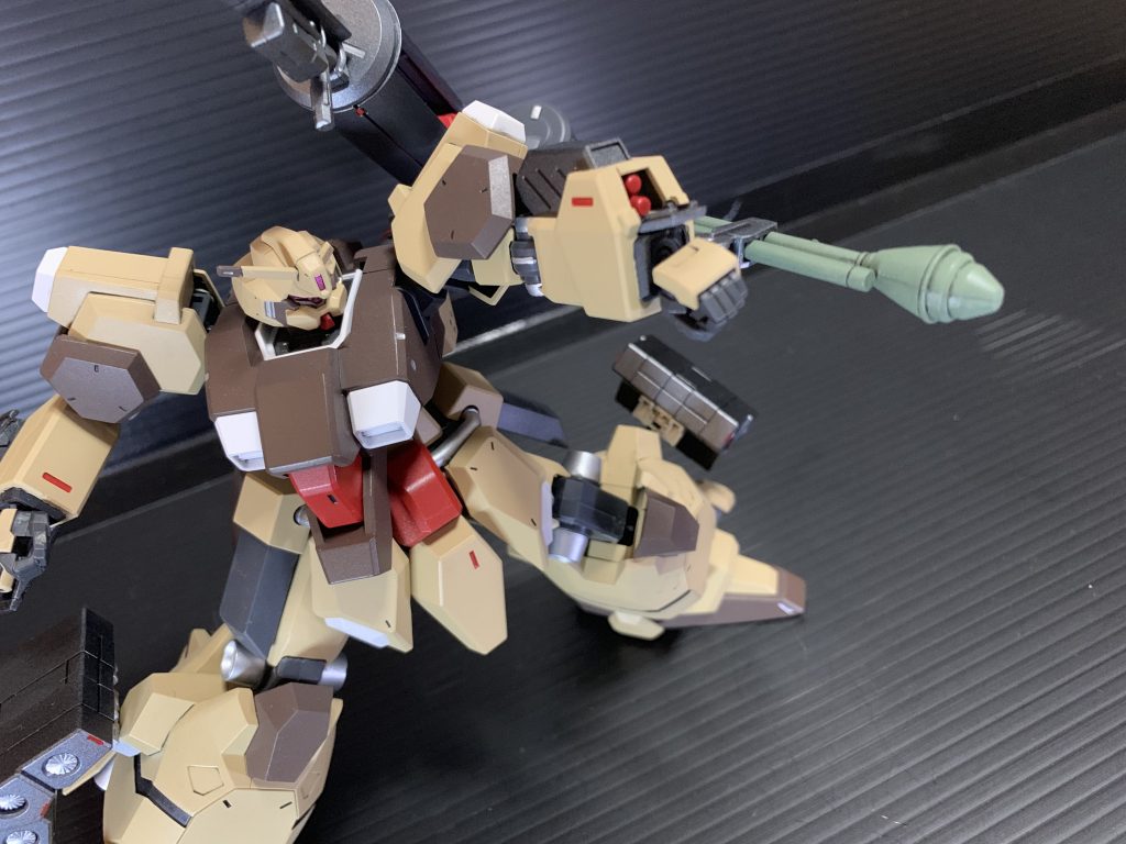 ## 腕部グレネードランチャー
原型機のまま
## パンツァーファウスト
多分ドムトローペンの物だと思います。
連邦的には武器名称は「クラブ」が正しいのでしょうが、ヴァーチェのイメージを強めたかったのもありパンツァーファウストで。
現物の画像を色々見ましたが個人的にはこの緑一色が一番しっくりきましたので。
ラックに使ってるのは多分ルプスのサブアーム。