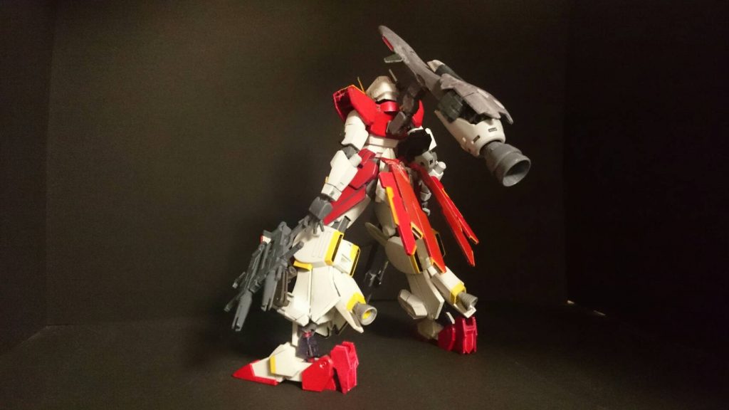 背面
本機のメインスラスターは腰部に存在する。
腰後ろの2枚の板状のパーツはフレキシブルスカートスラスター。
広い可動域を持ち、本機の運動性向上に大いに貢献している。