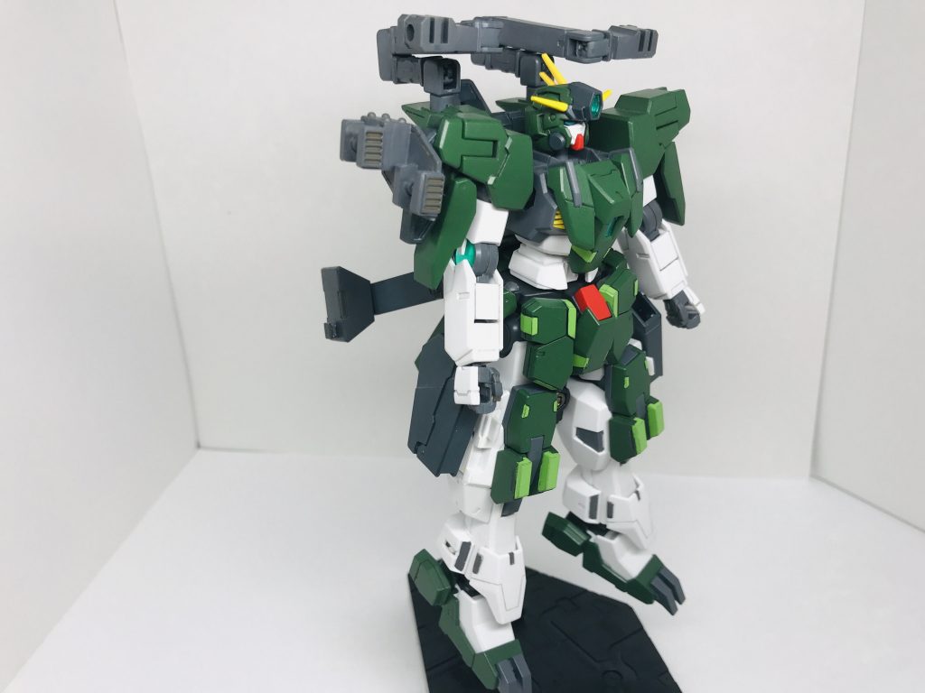 本体のみの正面から
緑は少し明るめのものに塗りなおしています。所々の黄緑がいい感じですね。
顔は口を少し削って面長だったのを直しています。