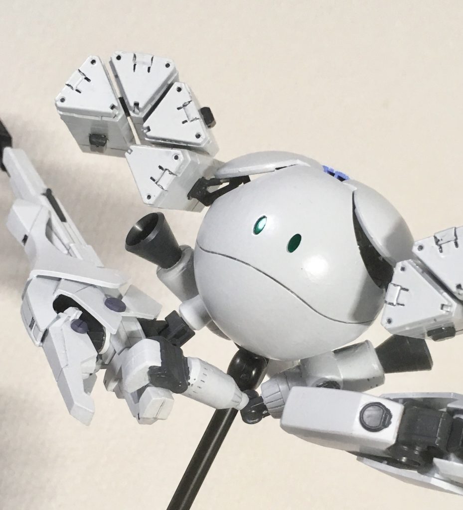 下部のブースターパーツを取り外せば、アームでビームサーベルを抜刀できちゃいます。