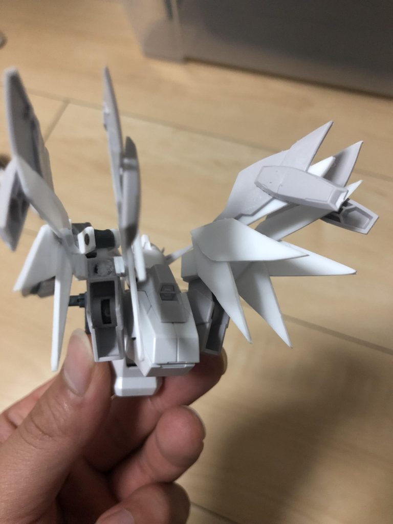 後ろのGNキャノンをどおしても前にもってきたかったので思い切って上の部分を切断、初めてのプラ板でのパーツ製作と大変でしたが、うまく形にできたと思っています。



最後までご視聴いただきありがとうございました。
当初はディティールアップの練習にと買った機体でしたが、「美人だから金色がいい！！！」の一言がきっかけで「ならストフリカラーにしよう！！！」と決定
ミキシングはしないと変なこだわりの元、初の筋彫り、初のプラ板、初のマスキング等々初めて尽くしの作品になりました。
色んなところが荒々なのは変わっていませんが、これからも少しずつクオリティーを上げていきたいです。

最後までお付き合い頂き誠にありがとうございました。