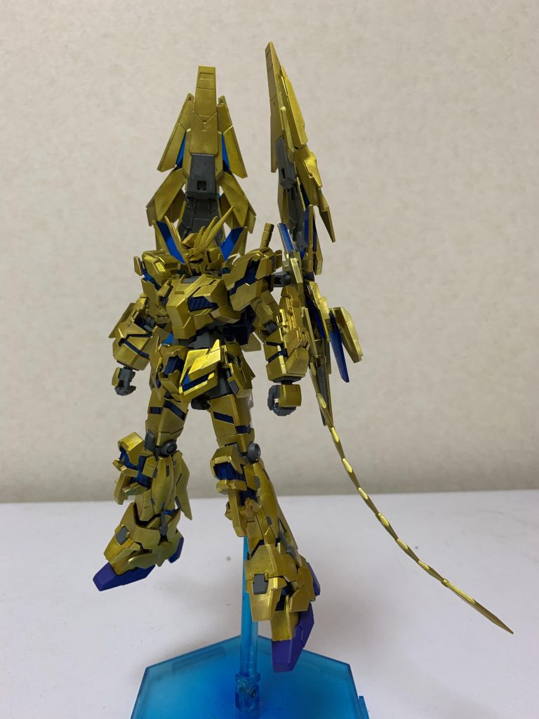 今回の改修ポイントは前回のユニコーンモード同様に股関節の改造をし、稼働範囲を上げてます。あと、HGのデストロイモードでは避けられない首のヘタレを回避するために、フェネクスの首のボールジョイントを排除し、ポリキャップに移植させ、ヘタレないようにしました。