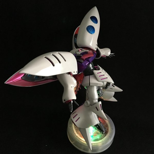 妖艶な白いモビルスーツ