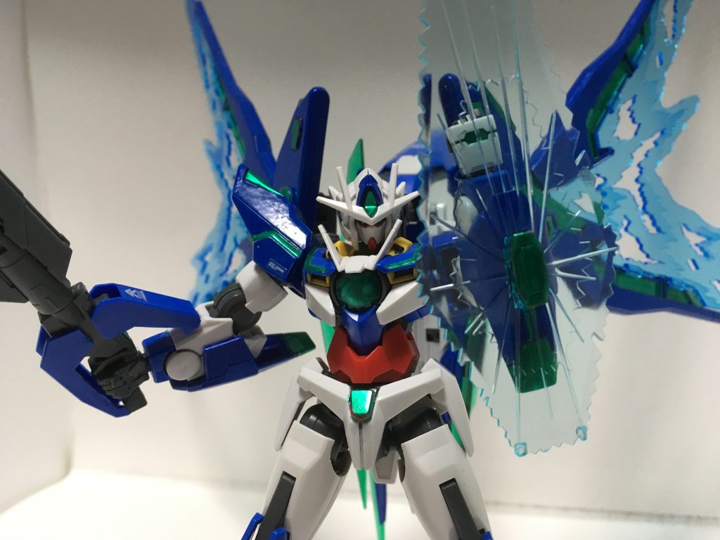 防御兵装のGNビームシールド。
今回は腕部をダブルオークアンタのでは無く、ダブルオーガンダムの腕部に変更し、そこにアメイジングストライクフリーダムのビームシールド付きの腕部パーツを接着させました。