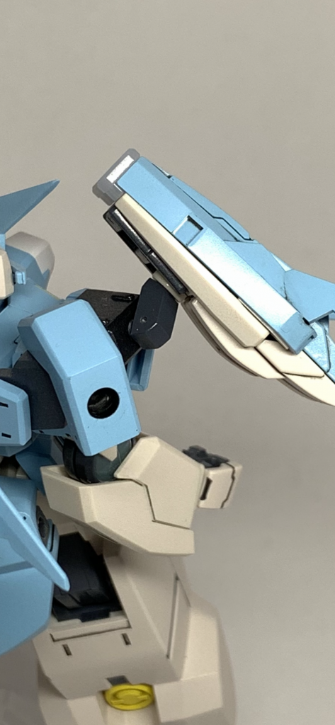 肩にアームを取り付けるパーツをつけてコンテナを取り付けています。