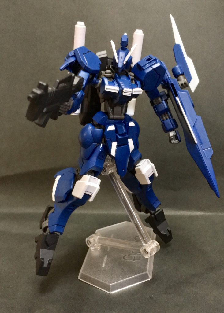 本機のベースとなったガンダムフレームは回収時に頭部を喪失していたため、新たに新造されたものを使用している。
ガンダムフレームの特徴である双眸のメインカメラを備えながら、グレイズ系に見られる尖った額を有するなど、過去と現在のMSのデザインが融合したような外観となっている。
頭頂部には大型の通信ユニットを装備し、エイハブウェーブの影響下でも僚機との円滑な連携を可能にする。
システム面にも変更が加えられたとされるが、その詳細は最重要機密として扱われている。
## 武装
・マシンガン
・背部マルチプルランチャー
・シールドブースター
・シールド内蔵機関砲
・テイルブレード
エーギルは搭載火器による支援戦闘に比重が置かれたセッティングがなされている。敵機の接近時はテイルブレードで迎撃する他、任務内容によっては接近戦用武装を携行する。