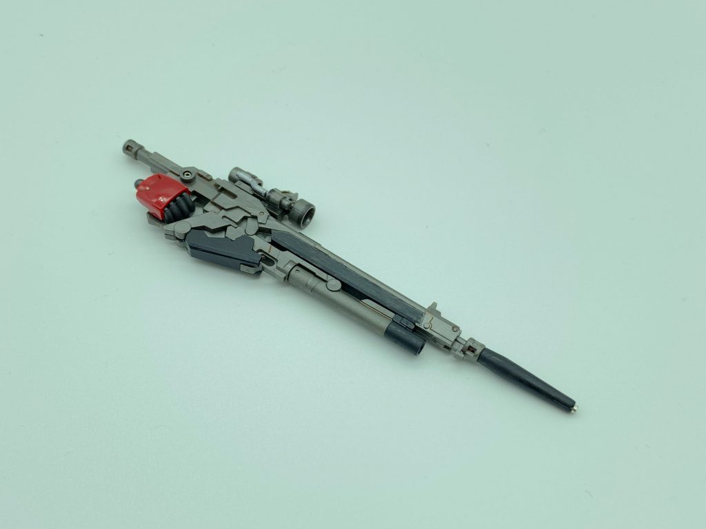 武器はゲート跡や合わせ目が目立つため、2トーンに塗り分けました。メタルパーツも追加しています。