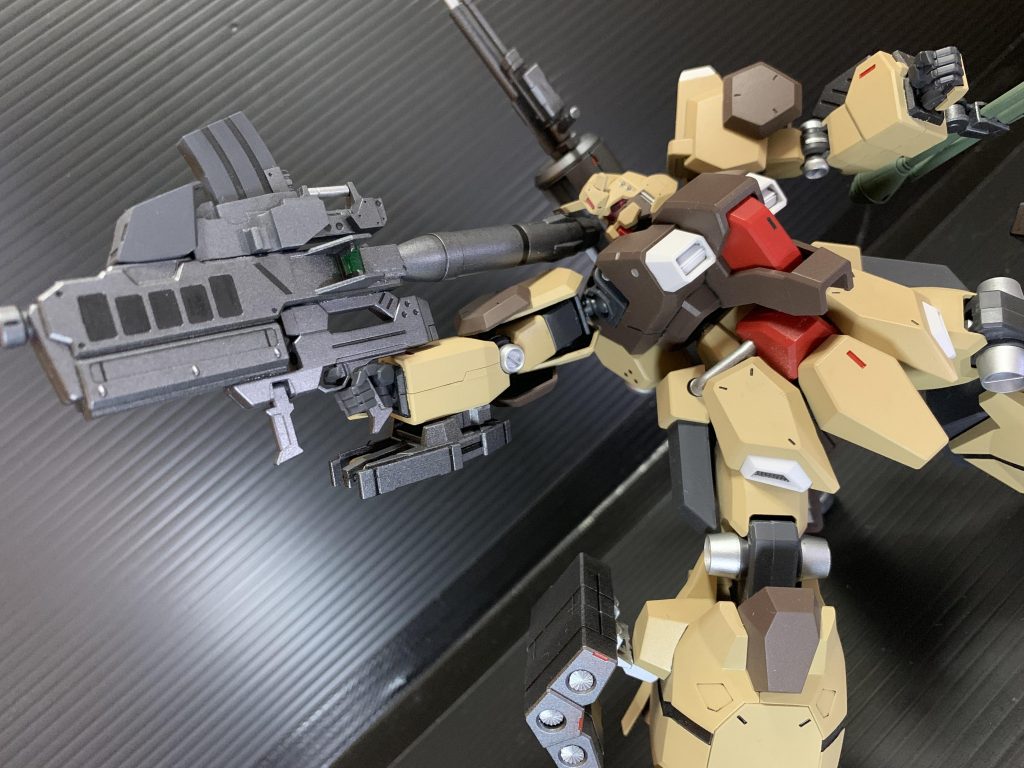 ## ロケットバズーカ
カーディガンのマシンガンとミサイル(?)、バルバトスの滑腔砲、Ez-SRの180mmキャノン、フルシティの足の甲で構成
滑腔砲の砲身のマウント部に塩ビ版を当てスコープに見立ててます。
また、カーディガンのマシンガンは無加工で持たせることが出来ました。