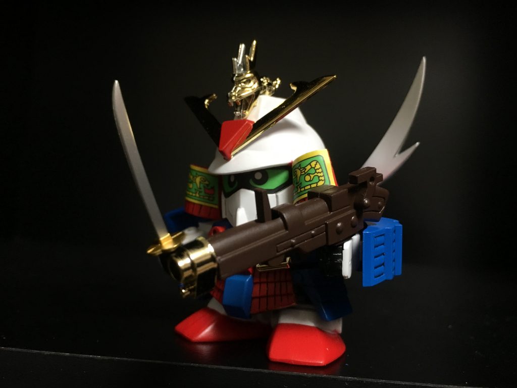 ライフルも付きますが、兜の吹き返しに干渉するので構え方は限られてしまいます。