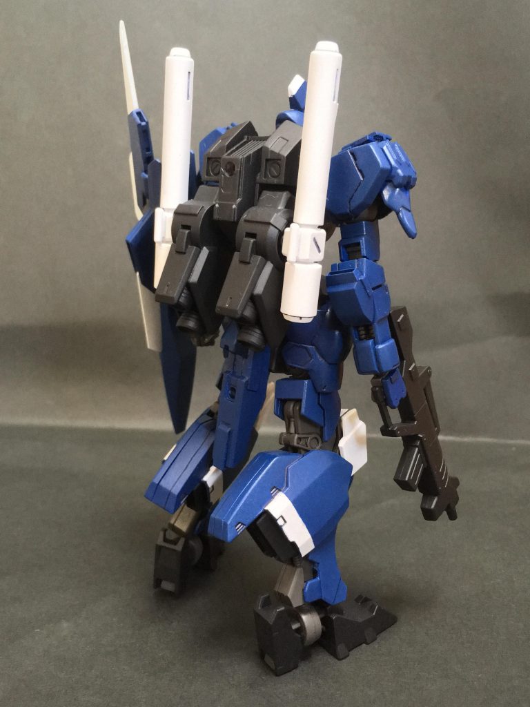 ## ASW-G-X05 ガンダムエーギル
マクギリス・ファリド事件後、ギャラルホルンにより主導された「ガンダム・フレームXナンバー計画」... 本機はその5番機として開発された機体である。
エーギルは北欧神話に登場する海の神であり、機体は海神を思わせる青で染められている。
本機は各部に配したスラスターにより高い機動性を発揮し、敵機との相対距離を維持した上で中距離戦闘を展開する。
本来、ガンダムフレームはツインリアクターの高出力を活かした近接戦闘を得意とする。本機がこのコンセプトから敢えて離れた理由は、他のギャラルホルン機との連携を重視した結果だと言われている。
現代におけるMS戦は、複数の僚機と連携し遠距離からの支援射撃の元、短時間の接近戦を仕掛けるのがセオリーである。接近戦を可能な限り短くすることで、撃墜のリスクを回避するのである。
エーギルの仕様は現代のMS戦に合わせたものであり、対MA戦を想定したかつてのガンダムフレームの建造目的とは全く性質が異なる。それは、人類が共通の敵を討ち滅ぼすために生み出した力が、己自身に向けられることを暗に示している。