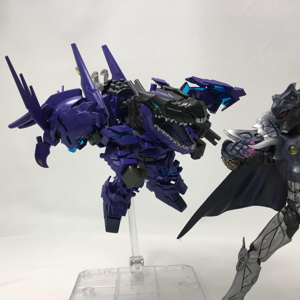 今年のスーパー戦隊のリュウソウジャー ミニプラはジョイントが豊富なので組み合わせて恐竜っぽい変形もできます。
