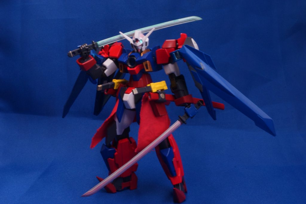 名刀 矢車菊
このビルダーは自分用ガンプラにはいつも実体の剣を装備しており、今回は日本刀となった。銘は、花の名前から。
刀は、色の表現が難しくて苦戦したところです(^_^;)緑がかっているけど銀、赤みがかっているけど銀にしたいと思い、刃の上半分をマスキング。クリアレッド、クリアグリーンを吹いて、それを少しずつうすめ液で拭き取りました。