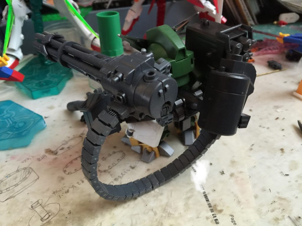 ガトリングガンはコトブキヤ製のものにMGのEW版ヘビーアームズのものを取り付けています。
脚部ミサイルポッドもヘビーアームズのものを使用しています。