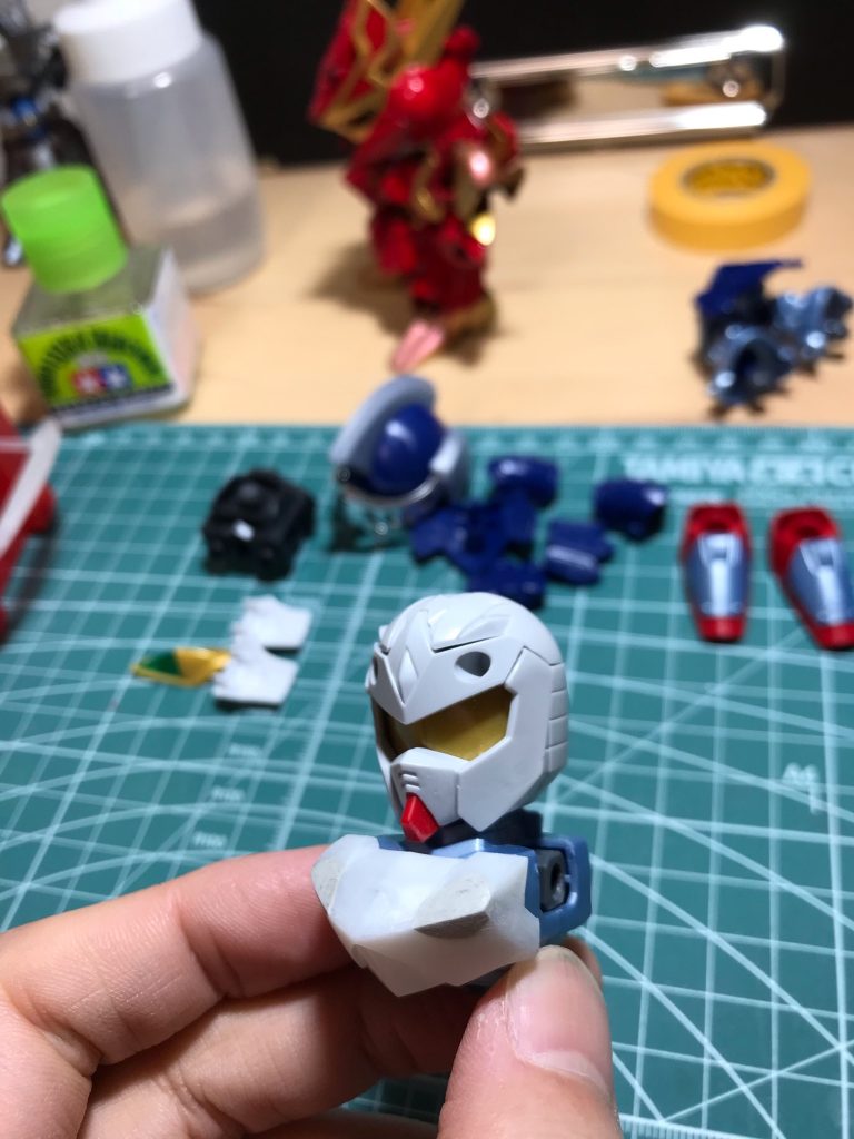 顔→魔竜剣士、体→騎士ガンダムを使用