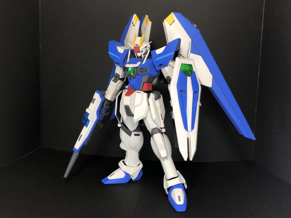 GNF-002 ハイマットウイングパック中距離射撃-ミッドレンジ-能力を強化するパック。モチーフとなったのは高機動高火力機体の「フリーダム」と「ウイングゼロ」。本装備はその汎用性の高さや機構が原型機に近いことから、主にスカイフリーダムのメイン装備として運用される。パック本体にはスラスターを兼ねたGNクスィフィアスレールガンを搭載。フリーダムの装備との違いは、GN粒子を利用する点の他、設置場所の関係からマニュピレータで操作する必要がないためグリップが排除されている点である。