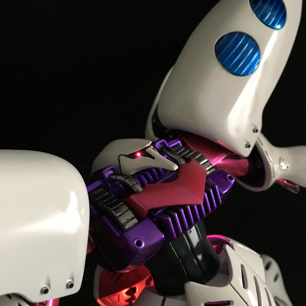 メインカメラにピンバイスで穴を開け光ファイバーを通して発光させてます。