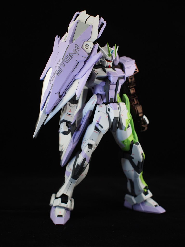 デイトナストライク。
ゼニスイージスとの運用を前提として、騎馬状態からの投擲が戦法で、7振りの実体剣を装備。
高速移動の際の空気抵抗を減らすために、流線型の元来イージスに装備されていたシールドを右肩にマウント。