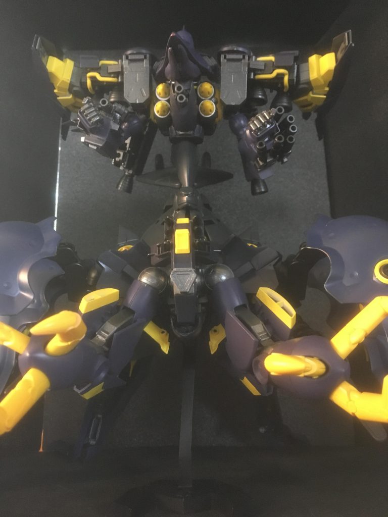 艦隊突破用MAとして設計された機体。頭部とバインダーに内蔵されたIフィールドと出鱈目な数の火器で敵艦隊に突っ込んでいくのがこの形態の役目。