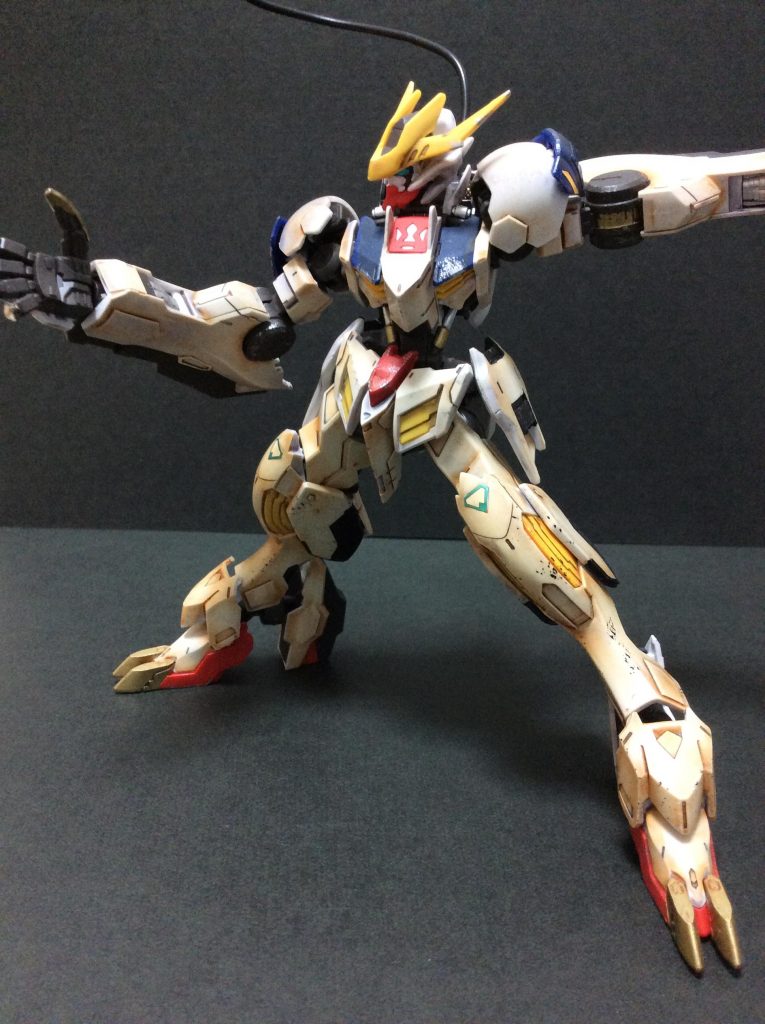 踵裏の肉抜き部分には○イソーのふんわり粘土を詰めました。