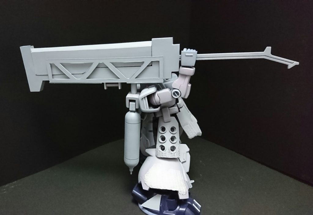 背面ラックの位置を調整して
無改造の腕間接でも、自分で
大ナタの柄を掴める様にしています