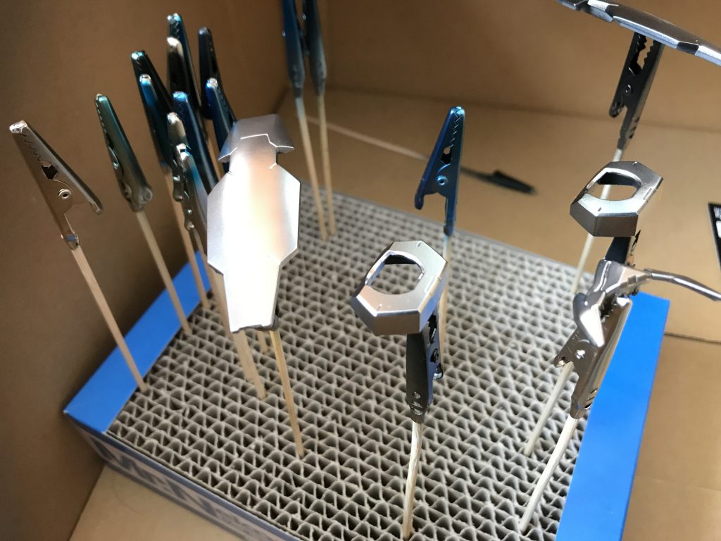 本来は顔が映り込むほどのメッキ状になるはずの塗料なんですが。