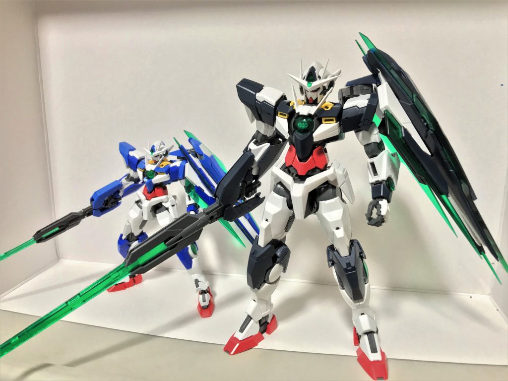 以前組んだRGと並べて。
スマホのカメラでは紺色の発色が分かりにくいですが、アーバレスト色です。