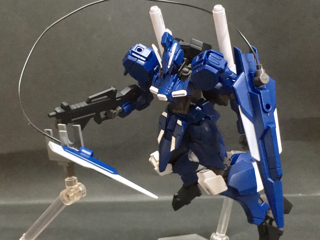 また、マクギリス・ファリド事件においてガンダム・バルバトスの装備として猛威を振るったテイルブレードを試験的に装備する。
MA・ハシュマルの流用品で本装備の要であるワイヤーは、再製造が不可能であった。そのため、ジュリアンソードに用いられた制御ワイヤーが改良の上で代用された。
威力は低下したが、機体の加速に合わせブレードを射出することで、実戦で十分に通用するだけの威力を発揮する。
この他にも肩部にマウントラッチを有しており、さらなるオプションの装備も可能である。