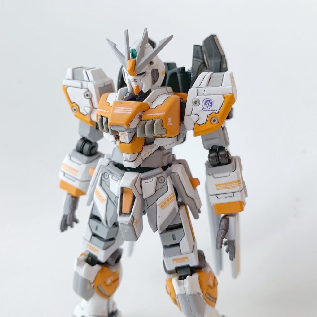 サイコフレーム自体は、ネオジオンから横流しされる(小説版ではサイコ・ドーガを鹵獲する)までアナハイムも取り扱えていなかったと思われるので、「サイコフレーム試験機」と言いつつも将来的なサイコフレーム入手を念頭に、機体単体の性能を既存MSから一段引き上げることを目的に作られた試作機という想定で、アナハイムテストカラー風に仕上げています。