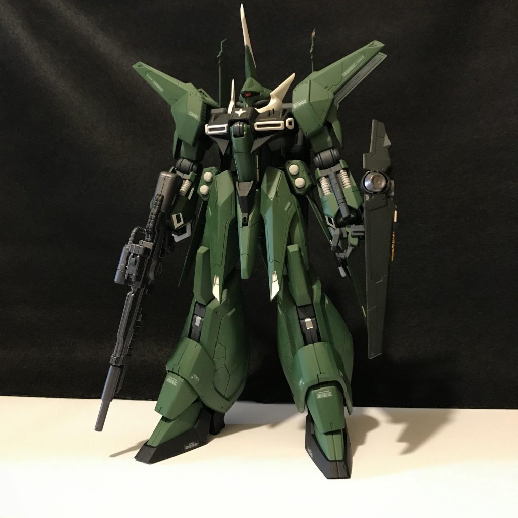 ラッカーの筆塗りとスプレーで仕上げています。