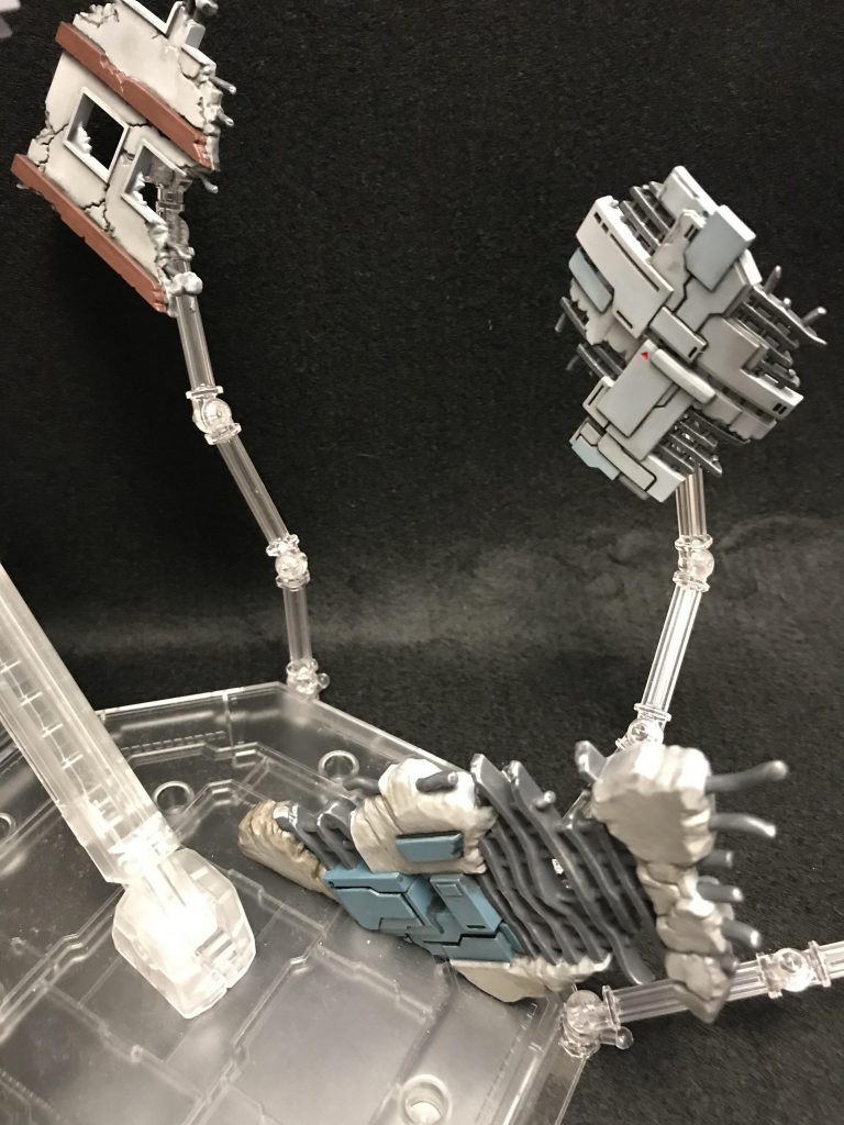 このパーツセット。宇宙空間を想定しているようなのでベース、アームはクリアブラックなどの成型色で作ってくれたら目立ちにくく、もっとよかったのになと思います。
自前で塗装すればいいんでしょうけど、ディスプレイ時にアームを稼働させる度に塗装が剥げそうでそのままです。