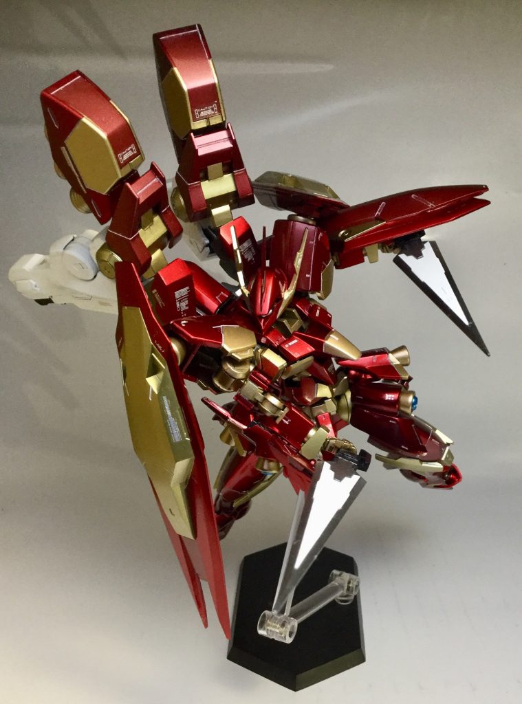 刀身ベースはMGエクシアのGNロングダガー。
グリップ部分はHGアストレアのGNハンマーをそれぞれ使用。
尚、名称のパドルブレードの由来については、
勘の良い人なら気付くかなとw