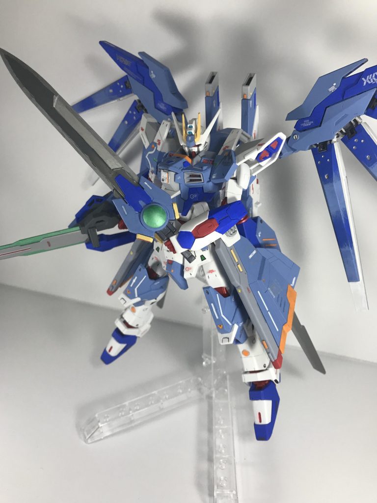 アメイジングGNブレイド改
パーツを一部ニッパーでカットし、ヤスリで整えてから粒子噴出口を追加しました。ネオジム磁石を使用し、左腰に接続しています。