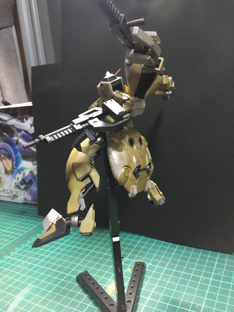 サブアームは予備のグレイズアームを持っていなかったのでキットのものをマスキングで塗り分け、肩アーマーやバックパックの内側?も塗装に挑戦しました(^^)